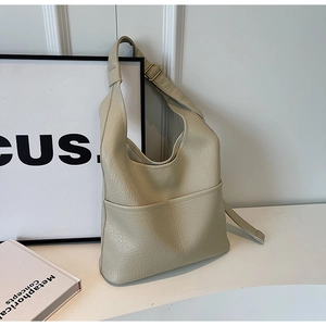 Détail du sac hobo en cuir beige souple texturé avec bandoulière réglable et boucle dorée