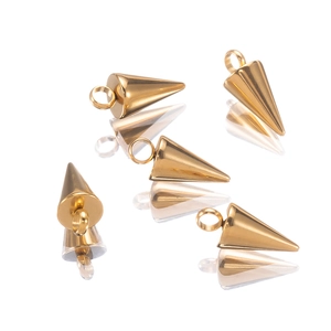 Cinq pendentifs coniques en acier inoxydable doré pour bijoux DIY sur fond blanc poli