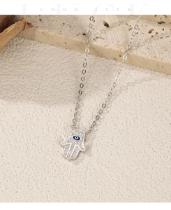 Détail du pendentif Main de Fatma en argent S925 avec zircons et œil bleu scintillant