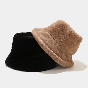 Détail de bobs en fausse fourrure pelucheuse noire et camel pour la chaleur hivernale