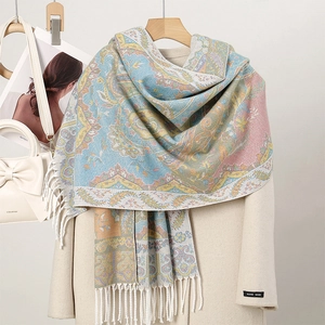 Detailaufnahme des Schals mit Paisley-Muster und weichen Fransen in hochwertiger Verarbeitung