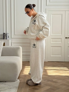 Détail d'un ensemble sweat à capuche gris brodé et pantalon de jogging pour femme