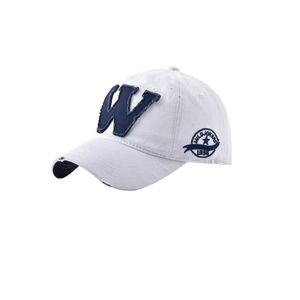 Détail de la casquette blanche vintage montrant l'écusson W et la broderie latérale