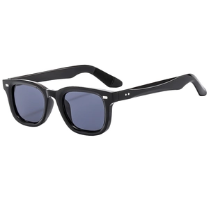 Lunettes de soleil vintage à monture carrée noire avec rivets argentés élégants