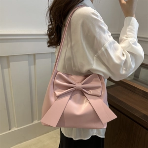Sac fourre-tout rose en cuir PU avec nœud, porté à l'épaule pour un style estival épuré