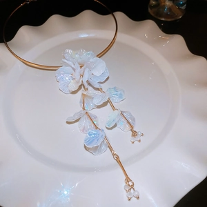 Détail d'un collier de fleurs vintage français avec finition nacrée sur une assiette