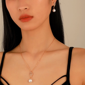 Elegantes Set aus Roségold mit Perlenkette und Ohrringen im Spiral-Design für Damen