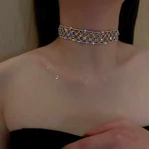 Gros plan d'un collier ras de cou en strass argenté avec design en maille ajourée
