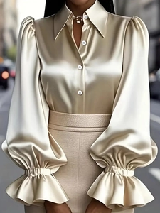 Dettaglio camicia in raso champagne con maniche a sbuffo e finitura effetto seta