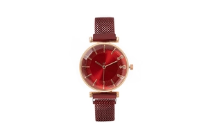 Detalle de reloj con esfera roja de sol y caja de oro rosa con correa magnética