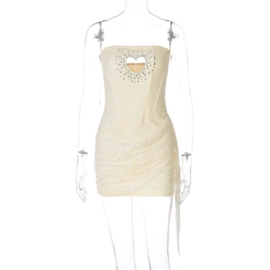 Dettaglio del ritaglio a cuore con strass e pizzo sull'abito a fascia beige