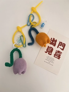 Détails de pendentifs tulipes faits à la main avec des lanières colorées pour sacs