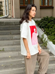 Κοντινό πλάνο από λευκό βαμβακερό T-shirt με ροζ τύπωμα κινουμένων σχεδίων σε δρόμο