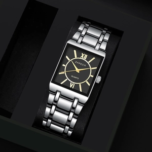 Primer plano de un elegante reloj de hombre cuadrado con correa plateada y esfera negra