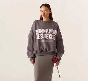 Detail eines grauen Sweatshirts mit 'MOMMY MOOD' Aufdruck und lockerem Drop-Shoulder-Design