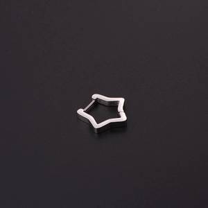 Vue macro de la boucle d'oreille étoile en acier inoxydable argenté fini poli