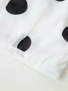 Detail von weißem Polka-Dot-Chiffonstoff mit sauberer Naht und Saum am Rock