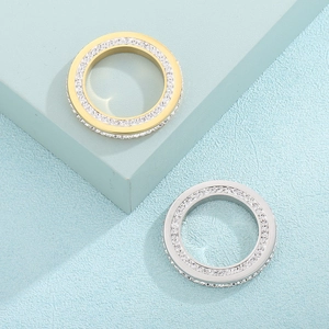 Bagues larges en acier titane avec pavé de zircons en doré et argenté sur fond géométrique