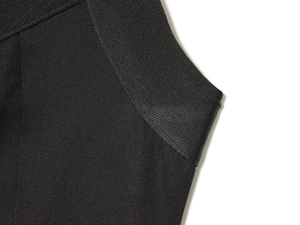 Vista macro detallada de las costuras sin costura en tela negra de alto rendimiento