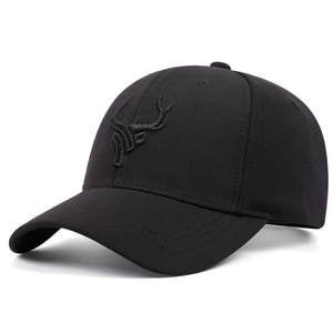 Détail de casquette de baseball en coton sergé noir avec broderie 3D de bois de cerf