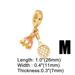 Dettaglio charm da badminton in oro 18 carati con smalto rosa e misure 26mm x 11mm