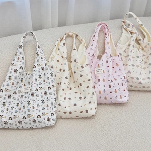 Détails de sacs fourre-tout en seersucker gaufré avec imprimés cartoon et étiquettes logo