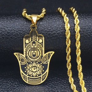 Pendentif main de Fatma dorée vintage avec gravure mauvais œil sur cuir noir texturé