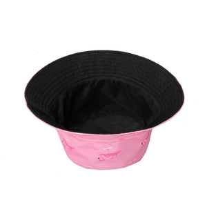 Détail du chapeau de soleil rose à motif flamant rose avec doublure noire contrastée