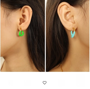 Detailansicht französischer Vintage-Ohrringe mit grünem und blauem Emaille-Finish in Kreisform