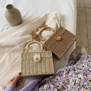 Strohgewebte Crossbody Bag Kleine Box Form Metallkette Schultergurt Drehverschluss Handtasche Für Sommer Strand Urlaub