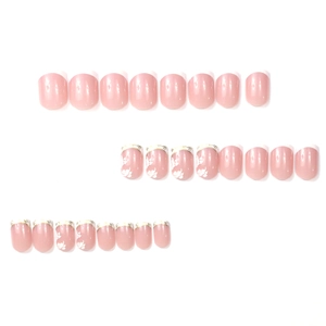 Faux ongles courts carrés French manucure rose nude avec motifs de fleurs blanches