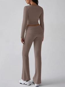 Vue arrière du haut court à manches longues en tricot marron et pantalon évasé
