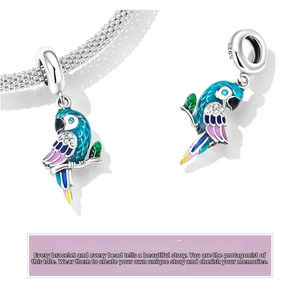 Vue détaillée du charm perroquet en argent S925 avec émail coloré et cristaux sertis