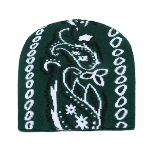Gros plan détaillé du bonnet en tricot vert foncé avec motif paisley et bord côtelé