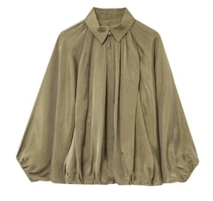 Détail de la chemise en popeline vert olive avec manches bouffantes et plis