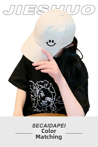 Detailansicht einer cremefarbenen Baumwollkappe mit minimalistischer Smiley-Stickerei