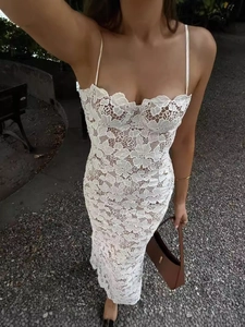 Abito lungo elegante in pizzo bianco con spalline sottili e vestibilità slim da festa