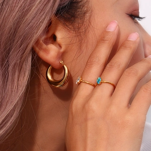 Classic 18K gold-plated 25mm hollow hoop earrings and dual gemstone ring set on model