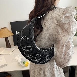Borsa a tracolla retrò nera a mezzaluna con ricami a cuore e cuciture a contrasto