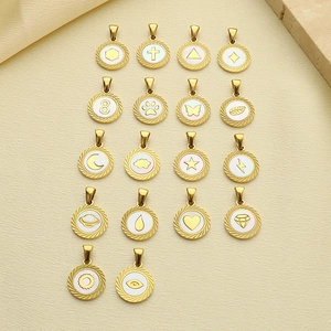 Vue détaillée de divers pendentifs en acier inoxydable doré avec motifs variés gravés