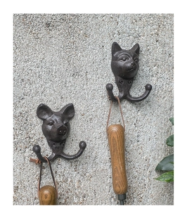 Nahaufnahme von Vintage-Wandhaken aus Gusseisen mit Tierkopf-Design in Antik-Bronze