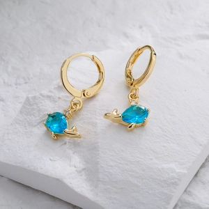 Delfin-Ohrringe mit Goldbeschichtung und mikro-eingesetzten blauen Zirkonia