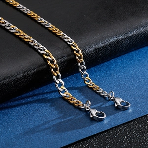 Dettaglio del bracciale a catena NK bicolore oro e argento con chiusure a moschettone