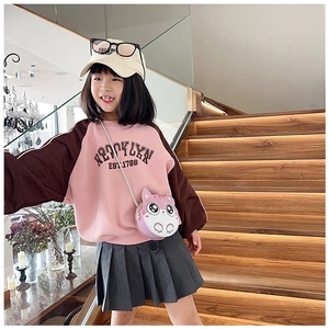 Fillette portant un sac bandoulière chat rose avec un sweat-shirt Brooklyn stylé