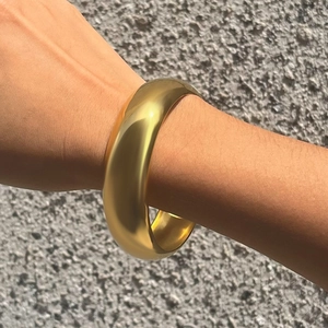 Detailansicht des dicken 18K vergoldeten Edelstahlarmreifs mit poliertem Spiegel-Finish