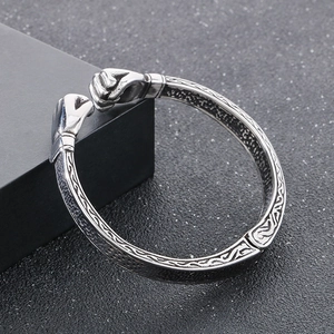 Dettaglio macro del bracciale a pugno da boxe vintage argento con motivi incisi
