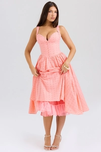 Détail de la dentelle brodée rose et du tissu en maille douce sur cette robe midi