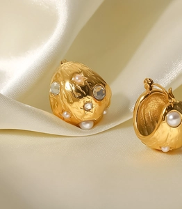 Boucles d'oreilles hémisphères dorées 18K avec texture martelée et perle de culture
