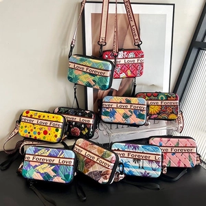 Collection de petits sacs bandoulière aux motifs colorés avec sangles Love Forever