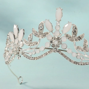 Dettaglio della corona da sposa argento con opali bianchi e strass scintillanti
